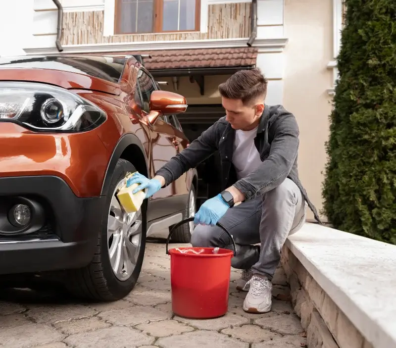 Lavage auto à domicile Moumour : professionnel intervenant sur un véhicule